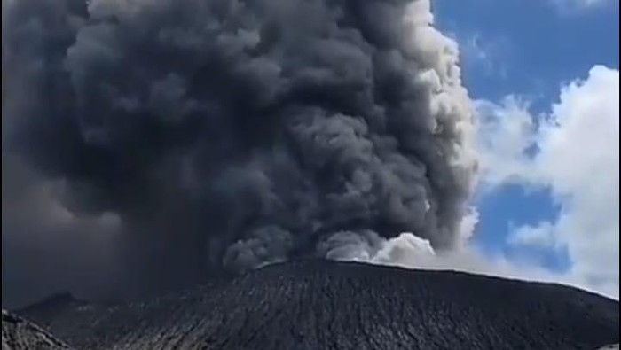Warga Halmahera Utara 2 Pekan Diselimuti Abu Tebal Vulkanik Gunung Dukono