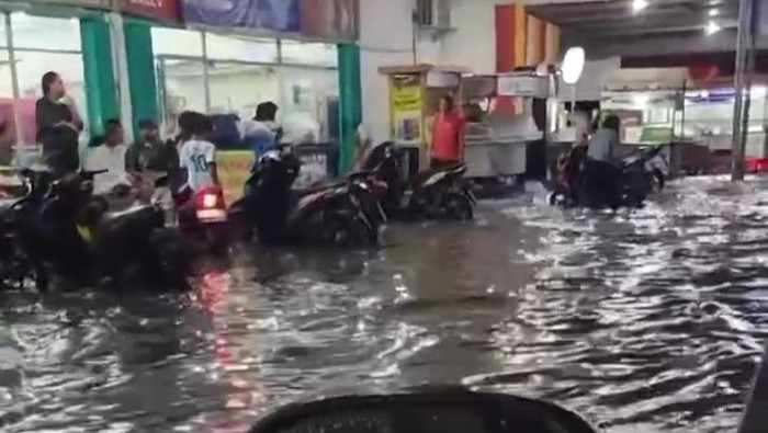 Sejumlah Ruas Jalan Gresik Banjir di Hari Pertama Hujan