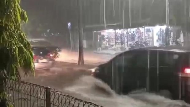 Sejumlah Ruas Jalan Gresik Banjir di Hari Pertama Hujan