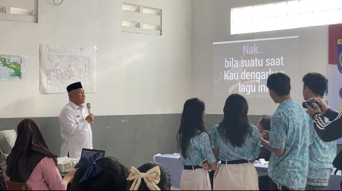 Walkot Depok Nyanyi Lagu Virgoun Saat Sosialisasi Pemilu untuk Pelajar