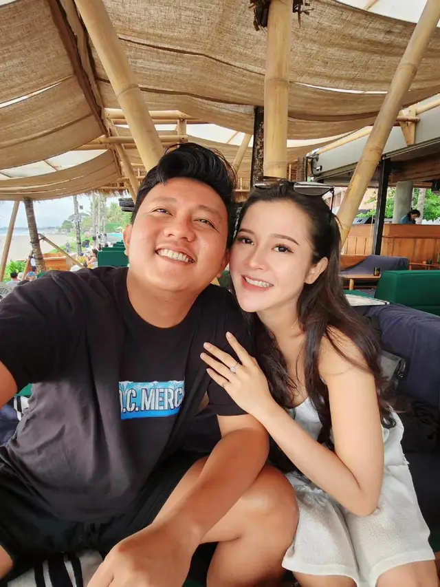 Denny Caknan Dapat Hadiah Mengesankan dari Bella Bonita di Ulang Tahun Pernikahan Pertama