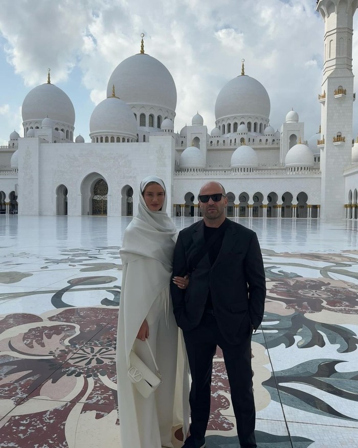 Jason Statham Berkunjung ke Masjid Agung Sheikh Zayed, Banjir Doa dari Netizen Muslim