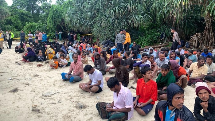 Luntang-lantung Pengungsi Rohingya, Tenda Dibongkar Warga-Ditampung di Dermaga