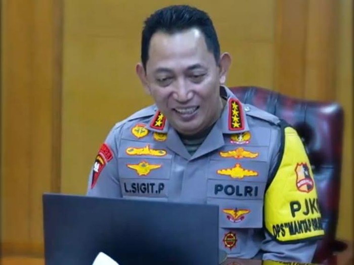 Kapolri Puji Polisi Kalbar Melalui Video Call "Gegara Korbankan Motor Ganjal Bus Gagal Nanjak"