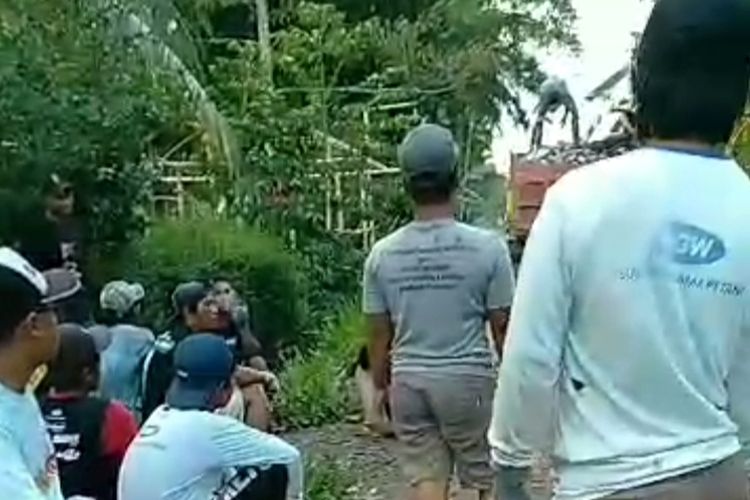 Viral Caleg di Banyuwangi Tarik Kembali Bantuan Paving Karena Perolehan Suara Sedikit