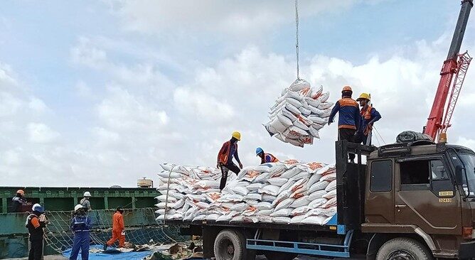 9 Ribu Ton Beras Impor Tambahan Stok Tiba di Palembang