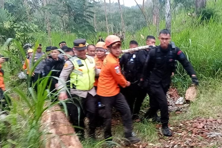 Perjuangan Tim SAR Turunkan Jasad Pendaki yang Tewas di Gunung Agung Bali