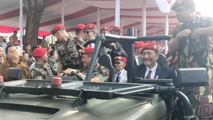 Momen Luhut Disopiri Oleh Danjen Kopassus dan Dikawal KSAD Naik Mobil Taktis