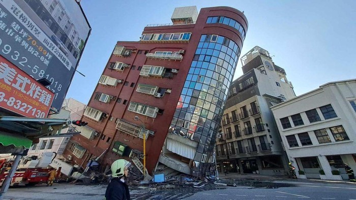 Dampak Gempa Taiwan Banyak Gedung-gedung Miring dan Ambruk