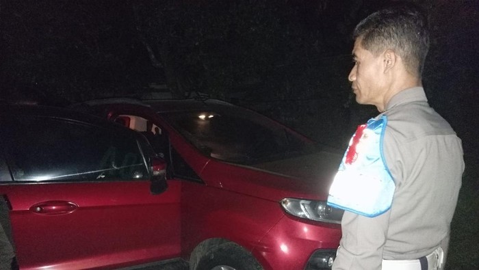 Pengemudi Ford Tewas Dengan Leher Tergorok Dalam Mobil di Kuningan