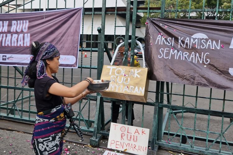 Tolak RUU Penyiaran, Jurnalis di Semarang Ramai-ramai 'Gembok' Kantor DPRD Jawa Tengah