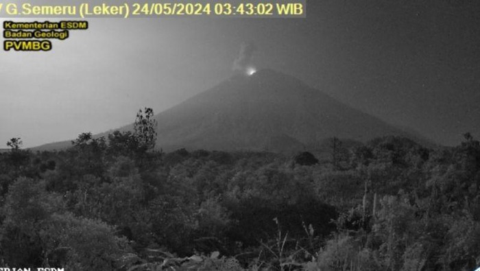 Gunung Semeru Malam Ini Kembali Erupsi