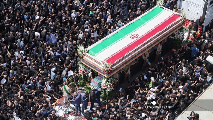 Warga Ikuti Prosesi Pemakaman Presiden Ebrahim Raisi Hingga Penuhi Kota Taheran