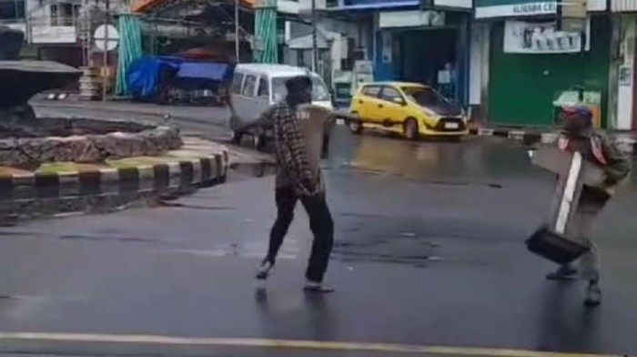 Viral Pria Diduga ODGJ Serang Juru Parkir Pakai Parang