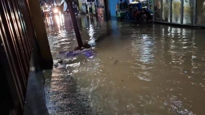 Banjir di Beberapa Titik Depok Usai Hujan Deras, Sejumlah Motor Mogok