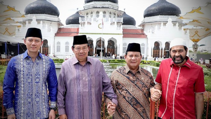 Partai Demokrat Serahkan Surat Tugas Cagub Aceh untuk Mualem