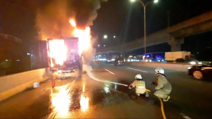 Truk Terbakar di Tol JORR Dekat Stasiun MRT Fatmawati