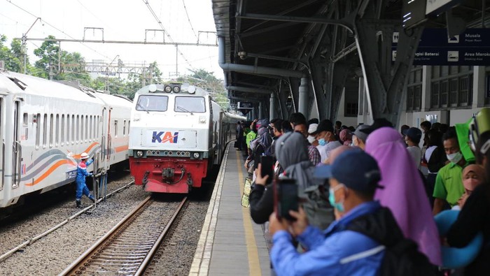 Ada Aksi Bela Palestina Besok, 8 KA dari Stasiun Gambir Transit di Jatinegara