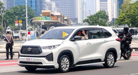 Paus Fransiskus Naik Kijang Innova Zenix, Toyota Bangga