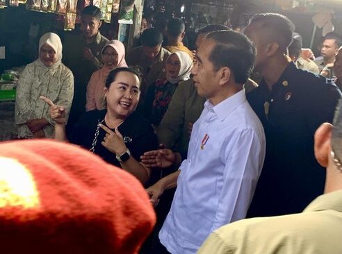 Warga Teriak Nama Mulyono Saat Jokowi ke Pasar di Surabaya