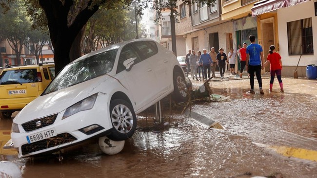 Sedikitnya 51 orang tewas akibat banjir bandang yang menyapu Spanyol tenggara, Rabu (30/10).