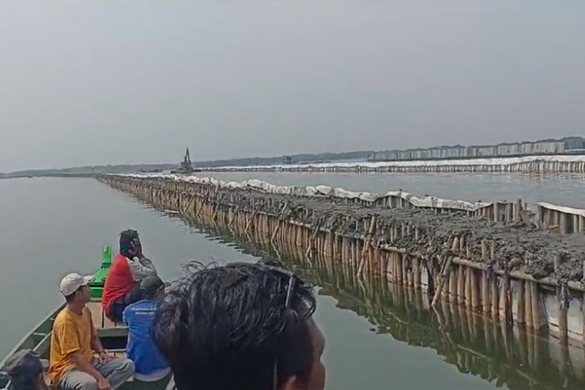 Setelah Tangerang, Pagar Misterius Sepanjang 8 Km Muncul di Laut Bekasi